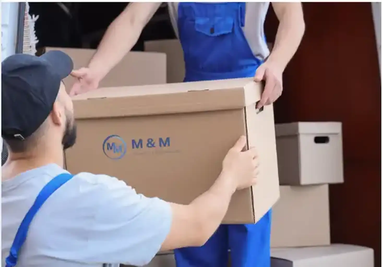 déménageurs professionnels manipulant un carton entreprise déménagement Île-de-France